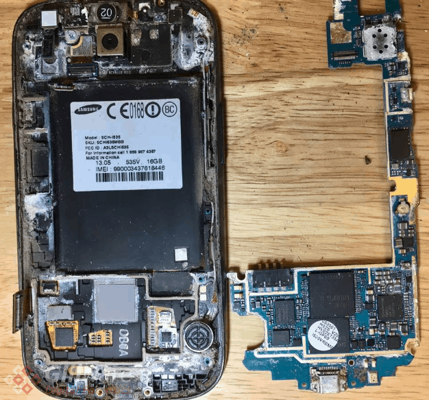 Breaking down the Samsung Galaxy S3 revealed plenty of rust and corrosion all over the phone.