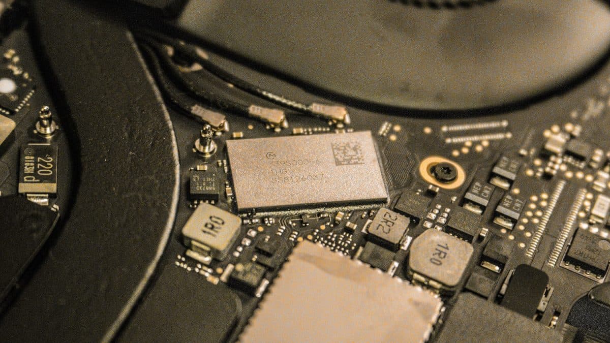 [SOLVED] Macbook Pro 13" 2016 Black Screen with No Indicator Lights